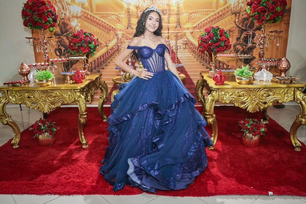 Debutante de azul-marinho no tapete vermelho